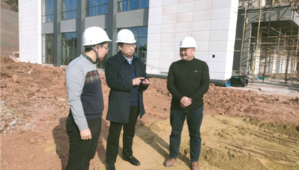 遂寧興業(yè)集團黨委副書記、監(jiān)事會主席、工會主席石鎮(zhèn)槐深入遂寧市興學(xué)商務(wù)中心項目、公共衛(wèi)生臨床醫(yī)療中心一期項目進行實地巡查